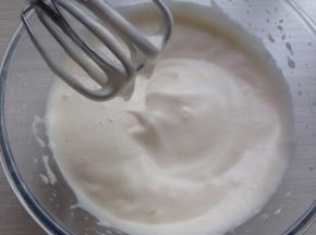 用电动打蛋器，打发至蛋液颜色变浅、体积变大，蛋液滴落后不会马上消失即可