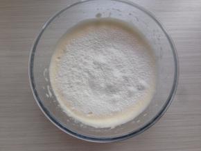 将粉类分三次过筛到蛋液里，过筛的时候要平均分布均匀