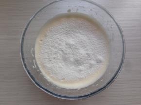 将粉类分三次过筛到蛋液里，过筛的时候要平均分布均匀