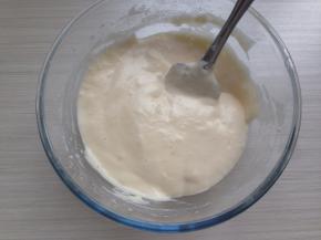 每过筛一次，就用刮刀从底部向上翻拌均匀