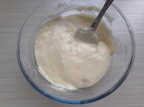 每过筛一次，就用刮刀从底部向上翻拌均匀