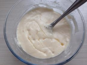 再加入玉米油，用同样的手法拌均匀