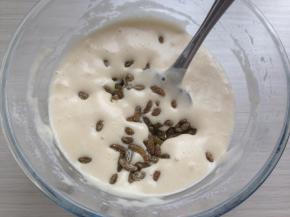 将提前浸泡过并沥干水份的葡萄干（裹入少许低粉）放入并翻拌几下，也可以在蛋糕糊倒进模具之后才加入