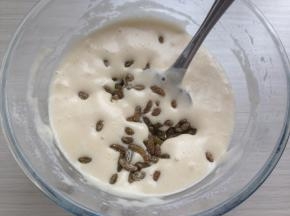 将提前浸泡过并沥干水份的葡萄干（裹入少许低粉）放入并翻拌几下，也可以在蛋糕糊倒进模具之后才加入