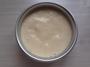 蛋糕糊倒进6寸活底模具里