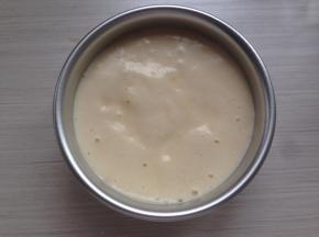 蛋糕糊倒进6寸活底模具里