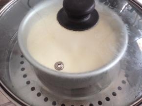 水烧开后，将模具放入，大火蒸20分钟左右