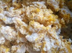 待南瓜温热时，放入面粉，酵母粉搅拌成团