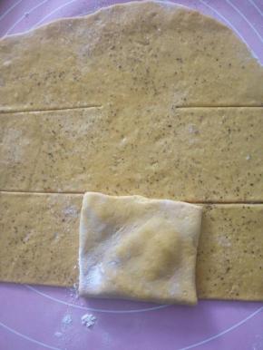 把两边切开的地方往中间卷，再往上卷