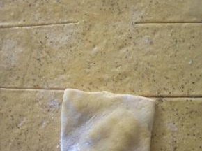 把两边切开的地方往中间卷，再往上卷