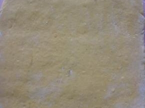 再用擀面杖擀薄