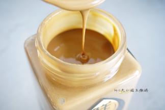 取2勺芝麻酱，喜欢酱香更浓郁的可以多取一些芝麻酱