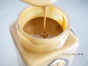 取2勺芝麻酱，喜欢酱香更浓郁的可以多取一些芝麻酱