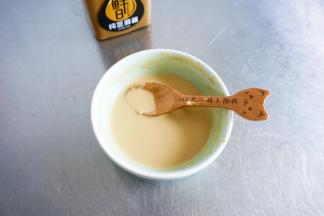 取两倍的水一勺一勺加入芝麻酱中，加入一勺后搅拌均匀后再继续加第二勺，这样能充分的吧芝麻酱泻开