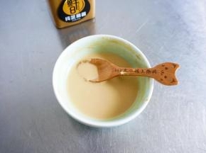 取两倍的水一勺一勺加入芝麻酱中，加入一勺后搅拌均匀后再继续加第二勺，这样能充分的吧芝麻酱泻开