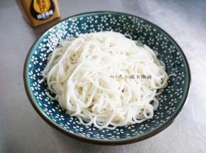 煮米粉，煮熟没有硬芯就可以了，一般干米粉要煮很久，你就可以去准备其他食材了，煮熟了以后过冷水沥干就可以了。黄瓜切丝，泡菜切丝，切葱花，捣蒜末，煮鸡蛋。