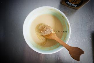 然后加入一勺酱油，少许糖搅匀就好啦