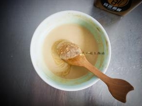 然后加入一勺酱油，少许糖搅匀就好啦