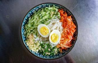 黄瓜丝，泡菜丝，葱花，蒜末，白芝麻，鸡蛋码好，浇上酱汁就可以了。