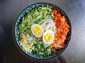 黄瓜丝，泡菜丝，葱花，蒜末，白芝麻，鸡蛋码好，浇上酱汁就可以了。