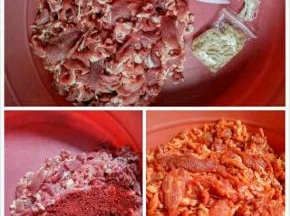 后腿肉切片，放入香肠调料，搅拌均匀，腌制半小时。