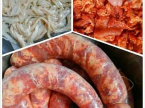 把肠衣清水浸泡半个小时，然后把肠衣全部套在漏斗上，再把肉全部挨个塞进去，中间隔一段用连线扎一下。