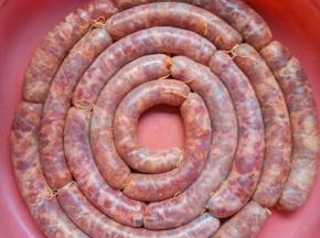 灌好的香肠，用开水烫一下，消一下毒