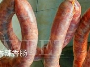 再用针在香肠上面扎几个孔排气，然后挂起来，放通风处晾上半个月即可食用