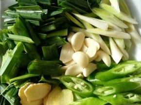 蒜苗炒香肠是我家的最爱，蒜苗，辣椒，葱，蒜，姜切好