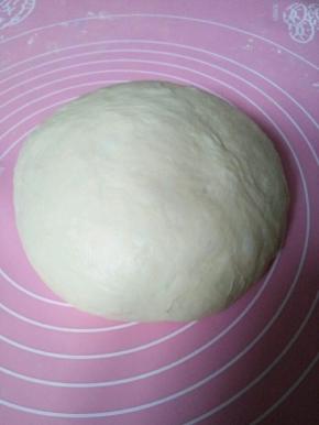 发酵好的面团取出排气