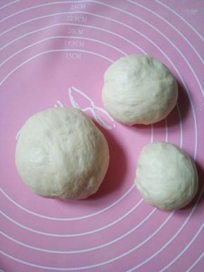 然后把面团分成三份，分别做老爷爷面包，花环面包，小树面包。先做老爷爷面包:把做老爷爷面包再分成三份(分别30克，50克，70克)