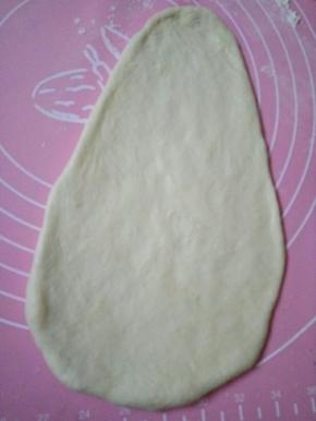 把70克用擀面杖擀成椭圆形，做老爷爷的身体