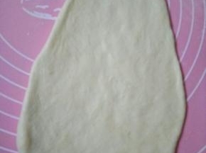 把70克用擀面杖擀成椭圆形，做老爷爷的身体