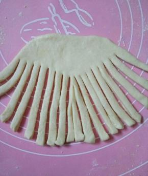 30克的擀成半圆形，用剪刀把下半边剪成胡须的状态