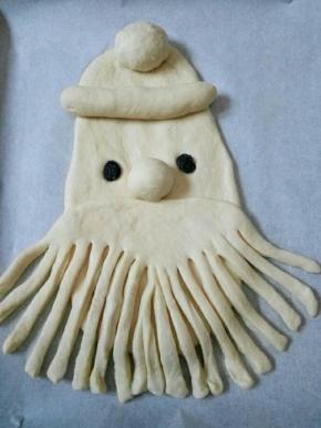 再用50克的这一份做老爷爷的鼻子，帽子， 眼睛用黑色的葡萄干，蓝莓干都可以。