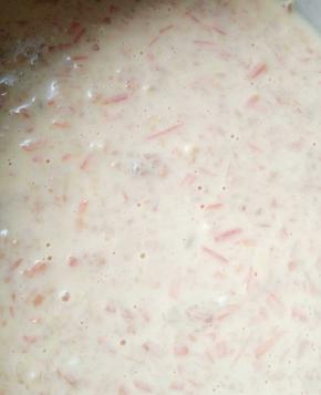 然后加入适量盐，水搅拌成糊状