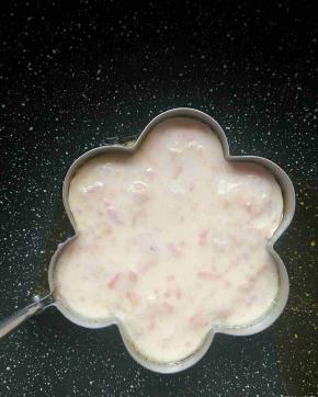 准备煎锅，放入少量油，倒入面糊，煎至两面金黄