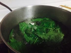 放入锅中绰烫