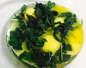 然后加入剁碎的紫苏叶