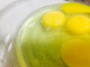 鸡蛋打入碗中，加入少许盐