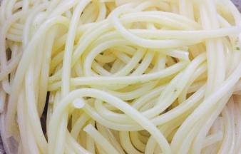 煮好的意面捞出迅速过冷水，然后沥干水分备用