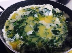倒入蛋液，小火慢煎，两面煎好，即可关火。如果是炒蛋，倒入蛋液后，中火，直接翻炒即可。炒熟盛出