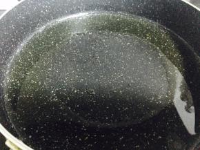 锅内倒油，烧热