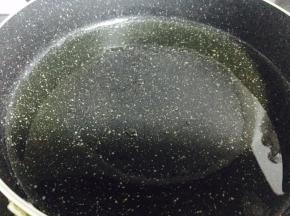 锅内倒油，烧热