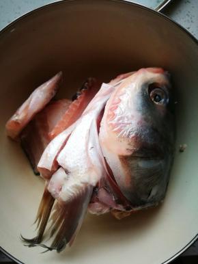 鱼头鱼骨洗净，擦干，一定要擦干，不然遇到油锅。。。油沫四溅