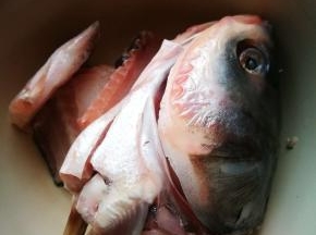 鱼头鱼骨洗净，擦干，一定要擦干，不然遇到油锅。。。油沫四溅