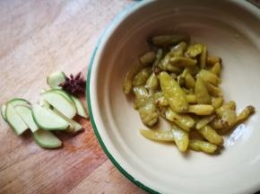 准备好生姜，八角，泡椒，我的泡椒味道不那么辣，所以我多给了些