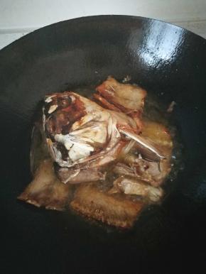 油锅烧热，煎鱼的时候多给些油，这样煎得好又不易糊，煎好后，把多余的油倒掉