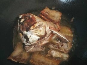 油锅烧热，煎鱼的时候多给些油，这样煎得好又不易糊，煎好后，把多余的油倒掉