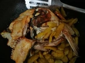 生姜，泡椒放进去，用余下的底油煎一下